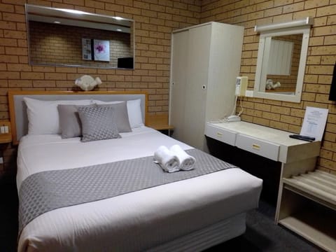 Bed, towels