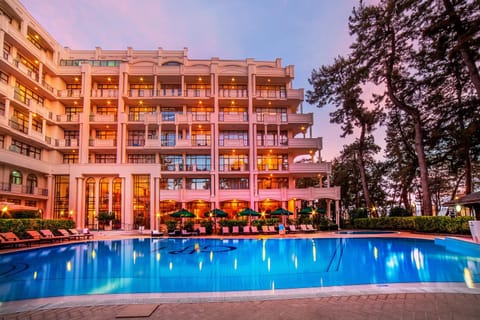 Facade/entrance, Swimming pool