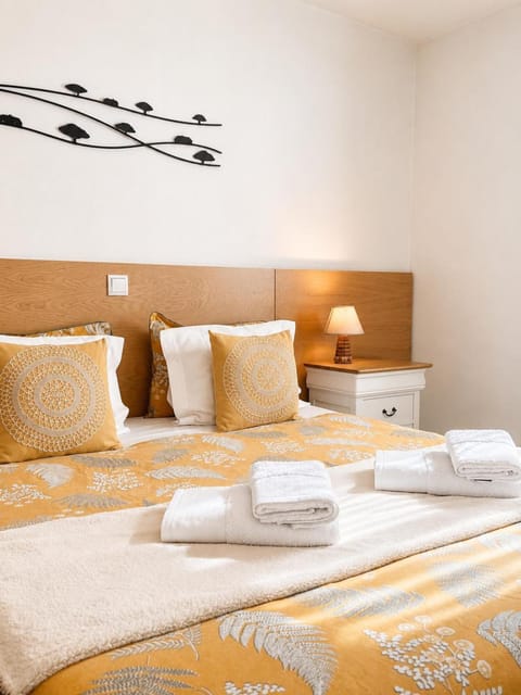 Bed, Bedroom, towels
