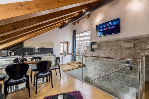 TV and multimedia, Kitchen or kitchenette, Living room, Seating area, Dining area