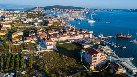 Restaurant/places to eat, City view