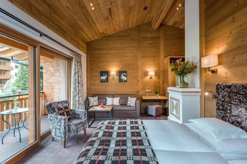 Bed, Balcony/Terrace, Photo of the whole room, Decorative detail, Seating area, Mountain view