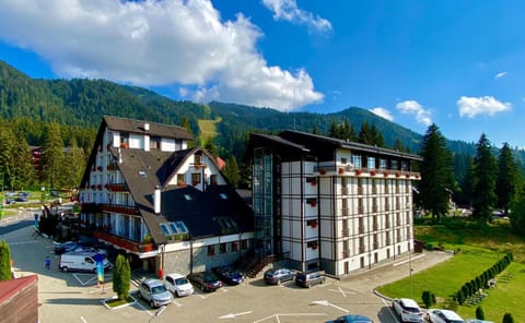 Property building, Nearby landmark, Day, Mountain view, Parking