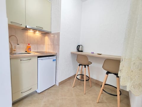 Kitchen or kitchenette, Dining area, stove
