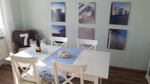 Day, Living room, Dining area, On site