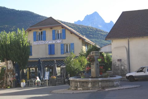 Property building, Restaurant/places to eat, Facade/entrance, Mountain view