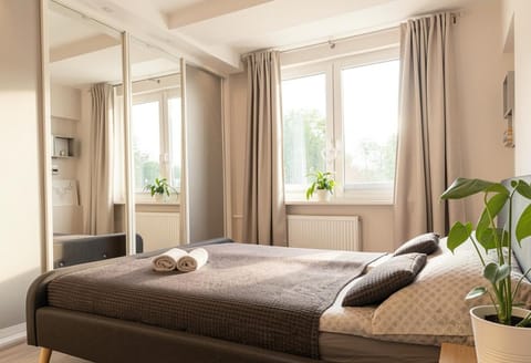 Bed, Living room, Photo of the whole room, Seating area, Bedroom, towels