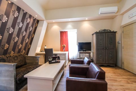 Communal lounge/ TV room, TV and multimedia, Living room, Seating area, air conditioner