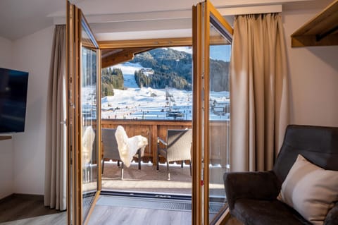 View (from property/room), Balcony/Terrace, Living room, Mountain view