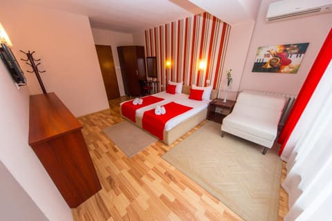 Photo of the whole room, Bedroom, Garden view
