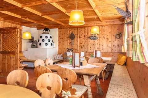 Restaurant/places to eat, Seating area