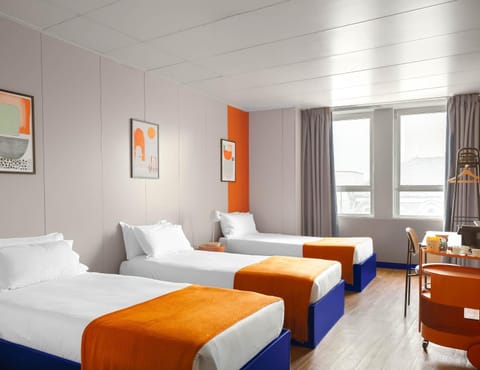 Bed, Photo of the whole room, Seating area