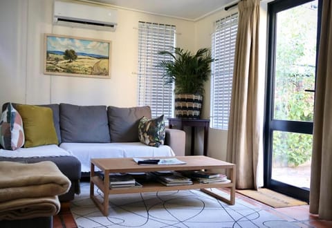 Courtyard Studio lights and wi fi during load shedding Apartment in Stellenbosch