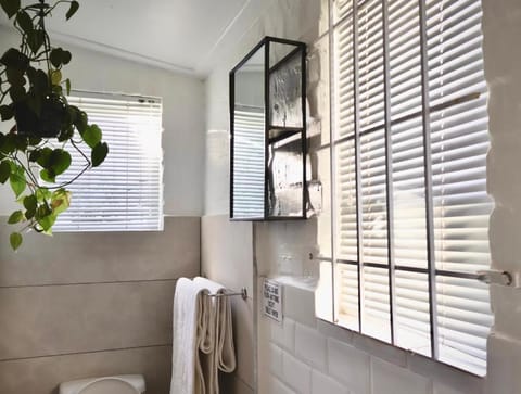 Courtyard Studio lights and wi fi during load shedding Apartment in Stellenbosch