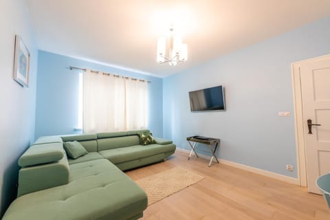 TV and multimedia, Living room, Seating area, Bedroom