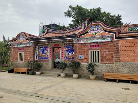 Nearby landmark, Facade/entrance