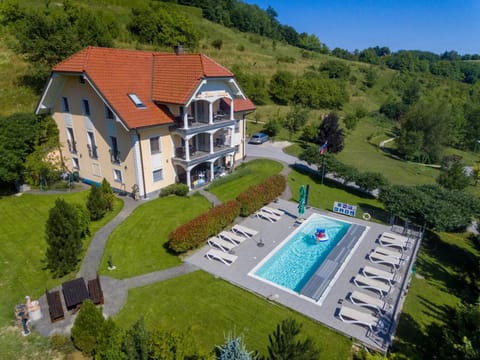 Property building, Bird's eye view, Garden, Swimming pool, sunbed