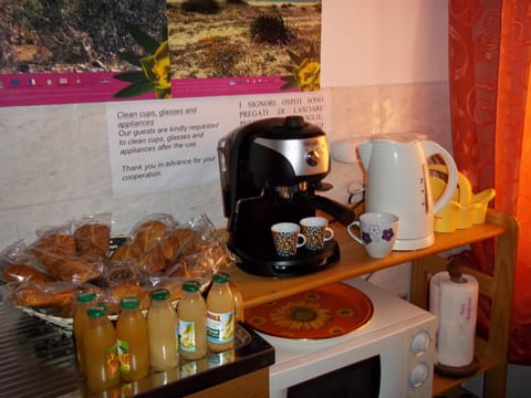 Communal lounge/ TV room, Italian breakfast