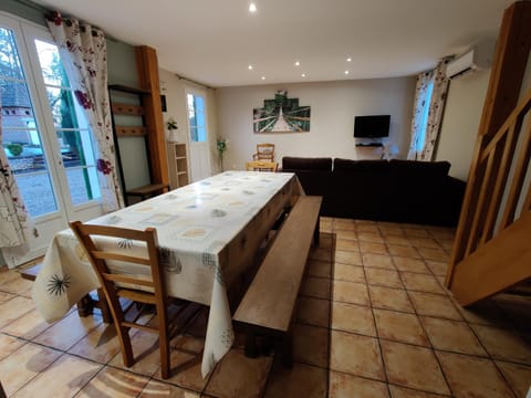 Communal lounge/ TV room, TV and multimedia, Living room, Dining area, air conditioner