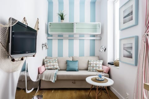 TV and multimedia, Living room, Seating area, Bedroom