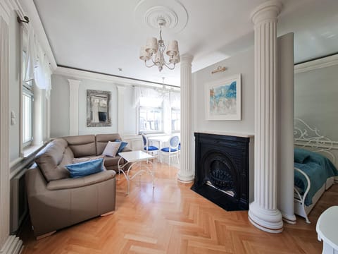 Bed, Living room, Photo of the whole room, Decorative detail