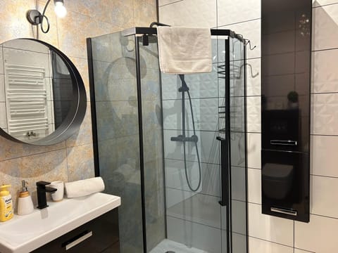 Shower, Bathroom, towels