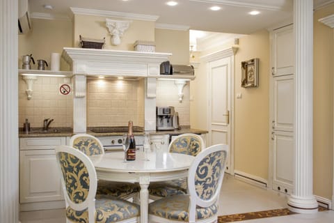 Kitchen or kitchenette, Living room