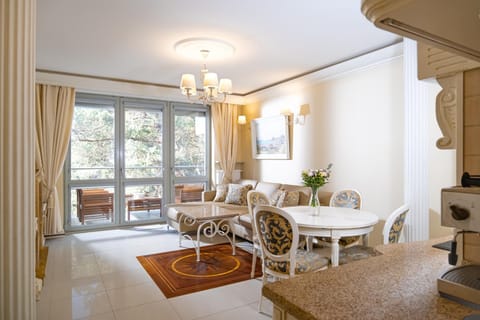 Bed, Kitchen or kitchenette, Living room, Decorative detail, Seating area