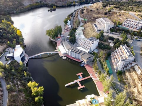 Property building, Restaurant/places to eat, Natural landscape, Lake view, Breakfast