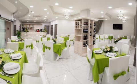Communal lounge/ TV room, Facade/entrance, Balcony/Terrace, Lounge or bar, Business facilities, Banquet/Function facilities, Decorative detail, Meeting/conference room, Buffet breakfast, Italian breakfast, American breakfast, Lunch, Dinner, Alcoholic drinks, Non alcoholic drinks, Family