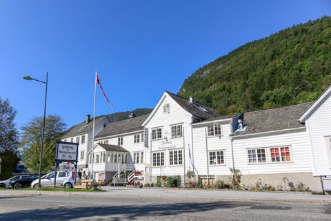 Property building, Facade/entrance, Street view, Location, Parking