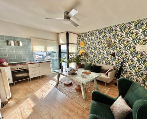 Living room, Seating area, Dining area, fireplace