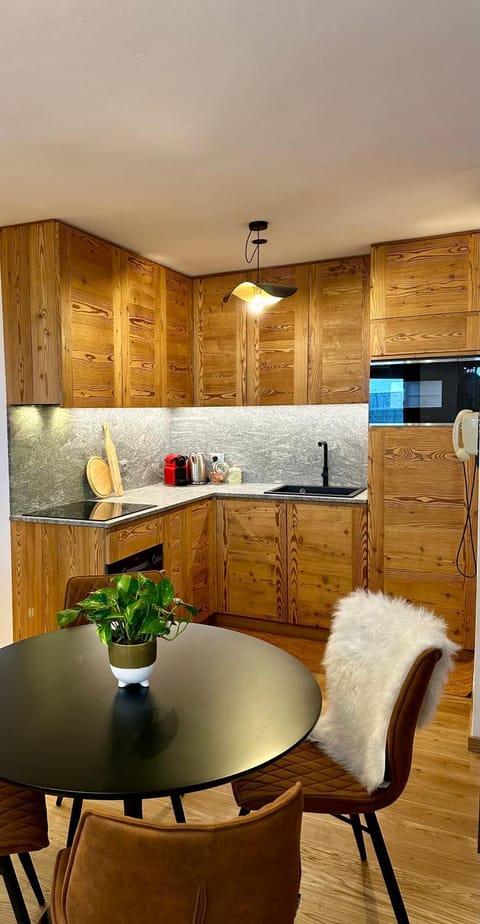 Kitchen or kitchenette, Dining area, minibar, pet friendly, stove