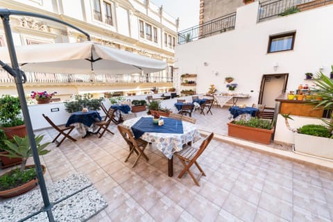 Patio, Restaurant/places to eat, Lounge or bar