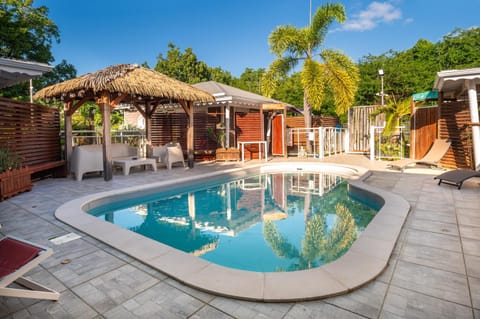 Patio, Swimming pool, sunbed