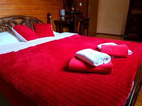 Bed, Photo of the whole room, Bedroom, towels