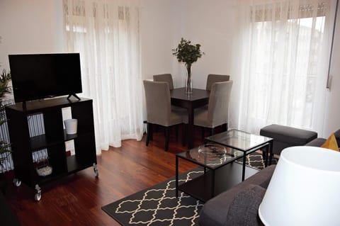 TV and multimedia, Living room, Seating area, Dining area