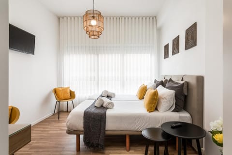 Bed, TV and multimedia, Decorative detail, Bedroom, Area and facilities