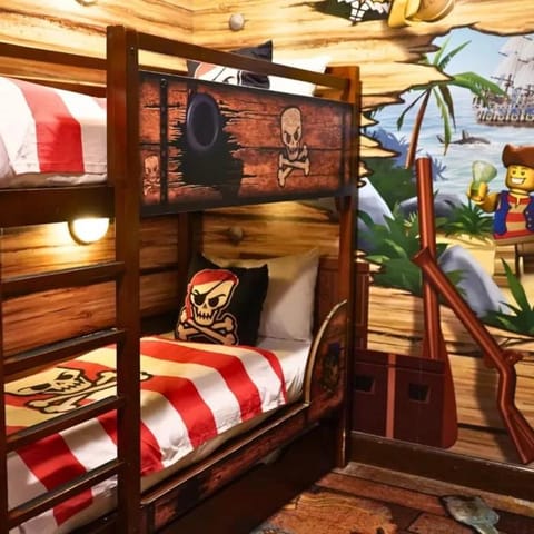 Bedroom, bunk bed