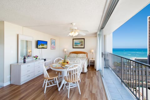 TV and multimedia, Balcony/Terrace, Seating area, Dining area, Bedroom, City view, Sea view