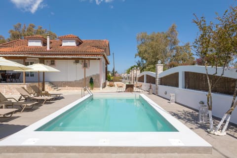 Property building, Balcony/Terrace, Swimming pool
