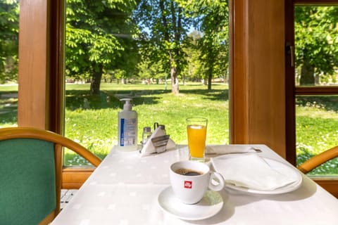 Restaurant/places to eat, View (from property/room), Garden view, Breakfast, Continental breakfast, Buffet breakfast, Drinks