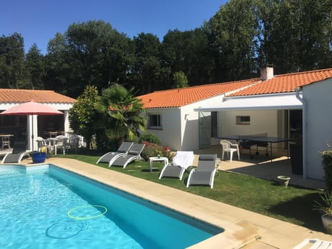 Property building, Patio, Spring, Day, Pool view, Swimming pool, sunbed