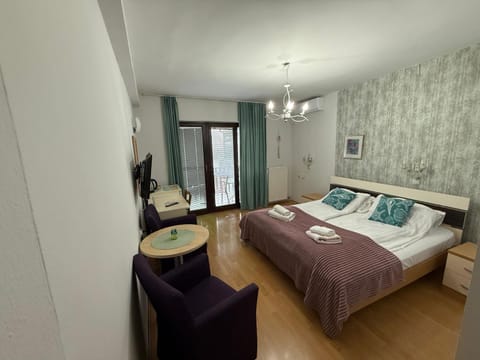 Bed, Photo of the whole room, Seating area, Bedroom, towels, air conditioner