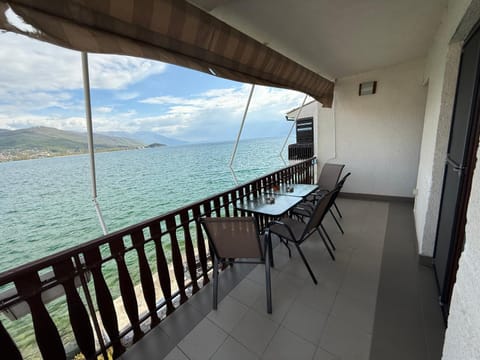 Patio, Day, Natural landscape, View (from property/room), Balcony/Terrace, Lake view, Mountain view