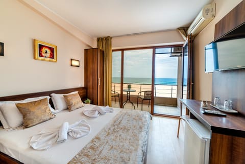 Bed, Natural landscape, TV and multimedia, Photo of the whole room, Bedroom, Sea view, towels
