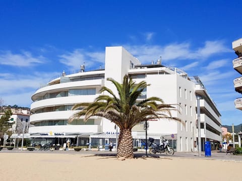 Facade/entrance, Beach