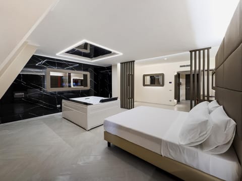 Bed, TV and multimedia, Bedroom