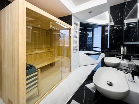 Hot Tub, Sauna, Bathroom