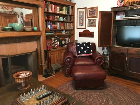 Communal lounge/ TV room, Library, Seating area